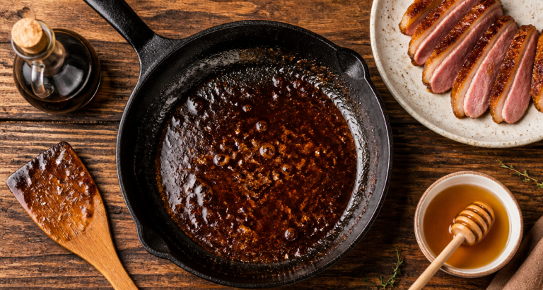 Déglacer au vinaigre : la technique pour transformer vos sucs en sauce gastronomique déglacer au vinaigre sucs caramélisés poêle